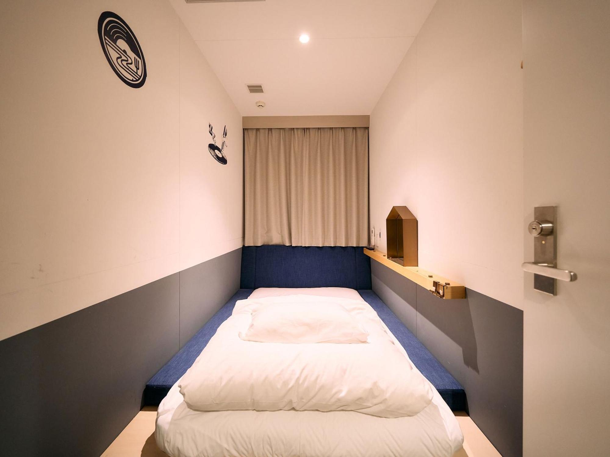 Single Room with Shared Bathroom - Male Only